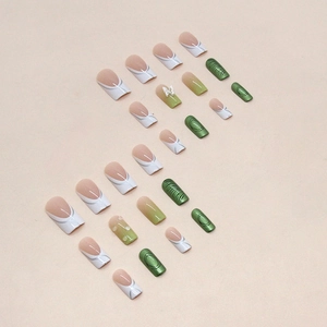 Faux ongles French verts et blancs avec papillons 3D argentés et gouttes de rosée