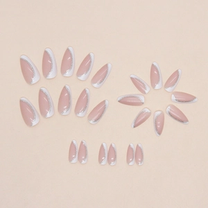 Faux ongles amande french manucure rose nude et blanc avec bordure pailletée argent