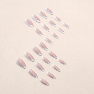 Faux ongles amande élégants avec pointes French blanches et détails pailletés argentés