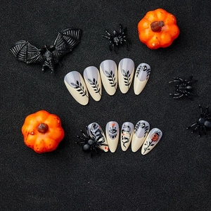 Faux ongles amande gothiques avec serpents noirs, roses et motifs d'Halloween sombres