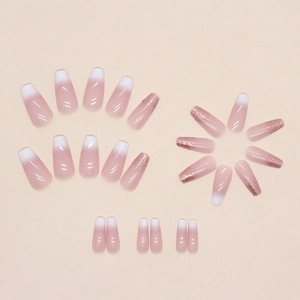 Faux ongles dégradés roses avec pointes blanches et paillettes forme ballerine