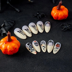 Faux ongles gothiques avec motifs de serpent et roses pour un style d'Halloween