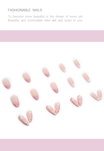 Détails des faux ongles rose amande avec motifs floraux et dégradé de style français