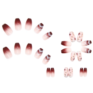 Faux ongles ballerine courts avec dégradé bordeaux et motifs floraux de camélia 3D