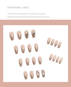 Dettagli di unghie finte ballerina sfumate nude oro champagne con accenti di strass