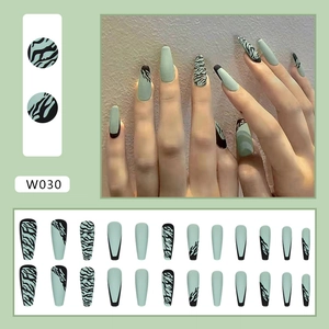 Dettagli di 24 unghie finte coffin verde menta e nere con motivi zebra