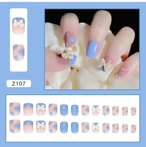 Kurze Kunstnägel Set mit blau-rosa Farbverlauf und 3D-weißen Schleifen-Details