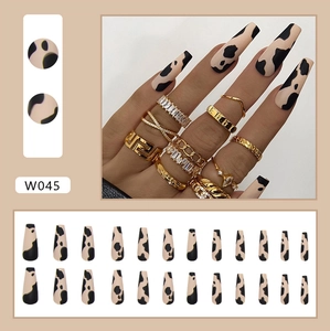 Détails des faux ongles cercueil mats à motif vache et disposition du kit complet
