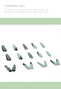 Dettaglio unghie finte verde menta opaco con motivo zebrato nero e forma a bara
