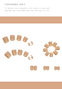 Détail de faux ongles French nude avec nœuds 3D blancs et finition épurée