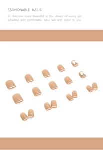 Détail de faux ongles French nude avec nœuds blancs en 3D pour une manucure chic