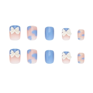 Kurze eckige künstliche Nägel mit blau-rosa Farbverlauf, weißen Schleifen und Herzen