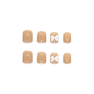 Faux ongles courts nude avec des nœuds 3D blancs et une finition brillante