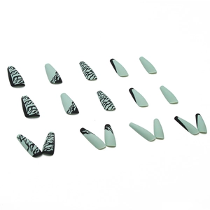 Unghie finte lunghe ballerina opache verde menta con motivi zebrati neri