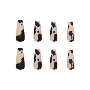 Faux ongles ballerine longs et mats avec motif de vache noir et blanc à presser