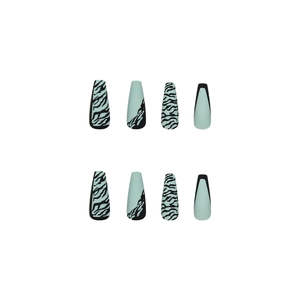 Unghie finte lunghe coffin verde menta e nere con motivo zebrato e blocchi geometrici