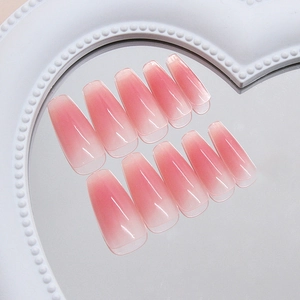 Set di unghie finte trapezoidali lunghe con sfumatura rosa e bianco su uno specchio a cuore