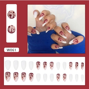 Détail de 24 faux ongles amande Halloween avec motifs gouttes de sang rouge sur blanc