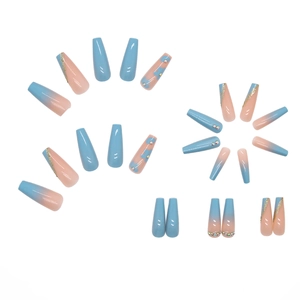 Unghie finte ballerina sfumate blu con piccoli fiori e dettagli glitter dorati