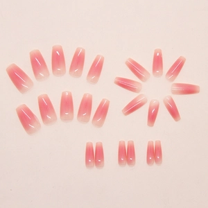 Dettaglio di 24 unghie finte lunghe ballerina con sfumatura rosa cipria effetto lucido