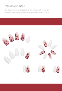Détails de faux ongles amande Halloween avec motifs blancs et gouttes de sang