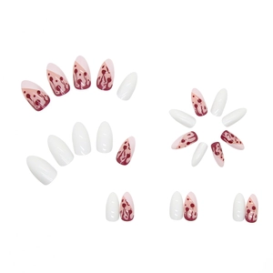 Faux ongles amande Halloween avec motifs blancs et gouttes de sang rouge