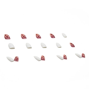 Faux ongles amande blancs et marron avec motifs marbrés artistiques pour Halloween