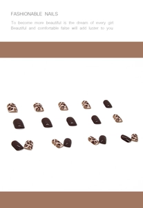 Dettaglio del set di unghie finte corte color caffè con motivi leopardati e finitura lucida