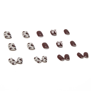 Faux ongles léopard marron avec nœuds 3D blancs sur ongles courts et brillants