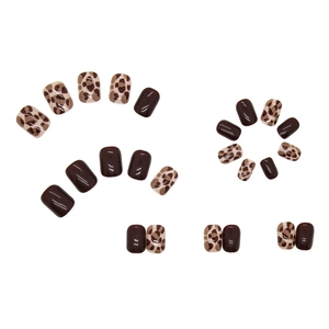 Unghie finte corte quadrate con motivo leopardato marrone e design marrone scuro a tinta unita