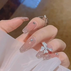 Unghie finte a ballerina rosa nude sfumato con glitter argento e farfalla 3D di strass