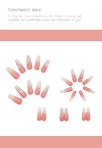 Détails d'ongles à presser dégradé rose avec papillons argentés et strass scintillants
