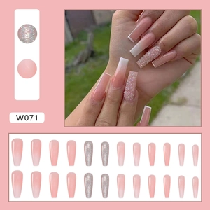 Détail d'ongles ballerine longs rose avec paillettes et design French manucure