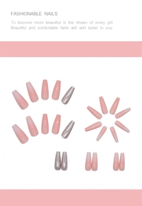Détail de faux ongles ballerines longs dégradé rose mat et paillettes argent