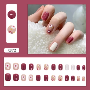 Uñas postizas cortas R372 con diseños florales en rojo rosa y blanco crema brillante