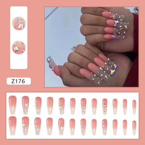 Faux ongles longs dégradé rose avec breloques papillon 3D et strass scintillants