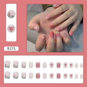 Uñas postizas cortas redondas con degradado rosa y diseño floral de tulipanes pintados