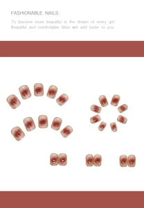 Détail de faux ongles courts dégradés blush avec paillettes dorées et 24 pièces