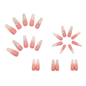Faux ongles ballerine dégradé rose avec papillon 3D et strass brillants