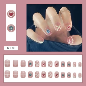 Uñas postizas cortas rosas R370 con diseños de corazones y flores pintadas
