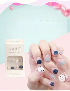 Faux ongles courts en bleu et gris avec des motifs de petits chiens mignons