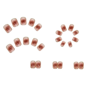 Faux ongles courts carrés dégradés avec paillettes dorées sur fond blanc minimaliste