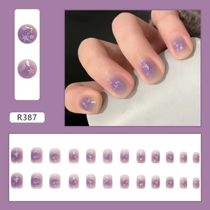 Uñas postizas cortas cuadradas con degradado morado, purpurina y lentejuelas de estrella