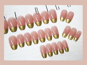 Détails de 24 faux ongles press-on roses style French avec pointes dorées mates variés