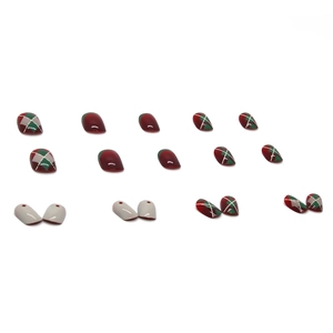 Weihnachtliche rote Rauten-Drucknägel mit Polka-Dot-Muster auf weißem Hintergrund