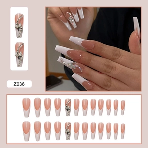 Faux ongles ballerine rose et blanc avec décoration papillon et strass brillants