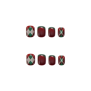 Weihnachts-Kunstnägel mit rotem und grünem Argyle-Muster in kurzer quadratischer Form