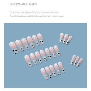 Faux ongles ballerine longs avec bords bleus, motif léopard et perles décoratives