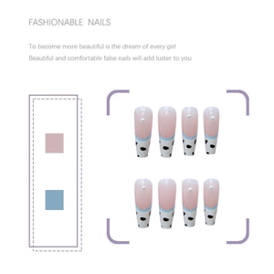 Faux ongles ballerine longs, dégradé rose, pointes bleues, pois et perles décoratives