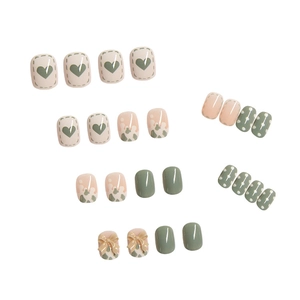 Set mit künstlichen Nägeln in Morandi-Grün und Rosa mit Herz- und Schleifendesigns